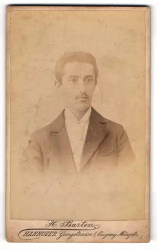 Fotografie H. Barten, Hannover, Georgstrasse 1, Junger Mann mit traurigem Blick im Sonntagsstaat