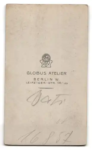 Fotografie Globus Atelier, Berlin, Leipziger-Strasse 132 /135, Blonder junger Mann mit Schnurrbart und weisser Fliege