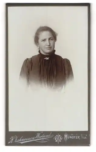 Fotografie H. Zahneissen-Wieland, Münster i. Els., Junge Dame mit zurückgebundenem Haar