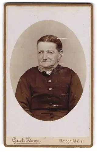 Fotografie Gustav Bopp, Weingarten in Württemberg, Ältere Dame mit Kragenbrosche