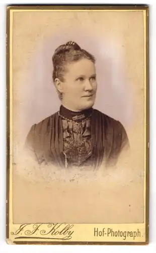 Fotografie J. F. Kolby, Zwickau i. S., Kaiser Wilhelm Platz 31, Bürgerliche Dame mit hochgestecktem Haar