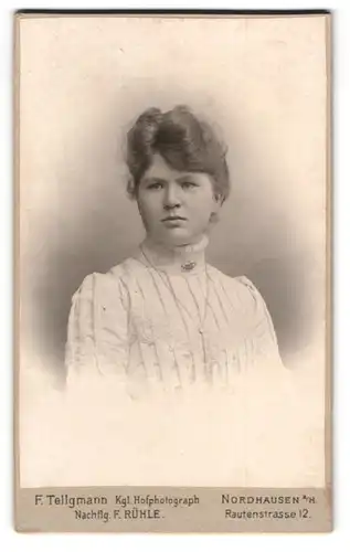 Fotografie F. Tellgmann Nachflgr. F. Rühle, Nordhausen, Rautenstr. 12, Junge Dame in hübscher Kleidung