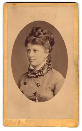 Fotografie W. Höffert, Dresden, Seestr. 10, Junge Dame mit Hochsteckfrisur