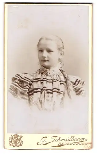 Fotografie G. Schmidbauer, Regensburg, Marschallstr. C. 51, Junge Dame im karierten Kleid