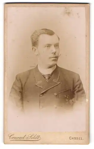Fotografie Conrad Seldt, Kassel, Ciesbergstr., Junger Herr im Anzug mit Krawatte