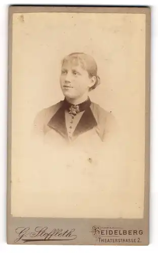 Fotografie G. Stoffleth, Heidelberg, Theater-Str. 2, Junge Dame in modischer Kleidung