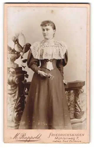 Fotografie M. Rapold, Friedrichshagen, Mühlenweg 7, Junge Dame im Kleid mit Spitzenkragen