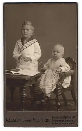 Fotografie A. Eggeling, Hamburg-Eppendorf, Eppendorfer Landstr. 54, Junge im Matrosenanzug mit kleinem Kind