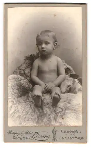 Fotografie Atelier Berolina, Berlin, Alexanderplatz, Nacktes Kind sitzt auf einem Fell
