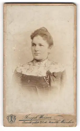 Fotografie Joseph Werner, München, Isartorplatz 2 Ecke Kanalstrasse, Junge Dame mit hochgestecktem Haar