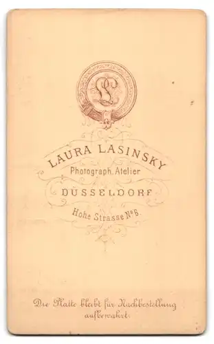 Fotografie Laura Lasinsky, Düsseldorf, Hohe Str. 6, Junge Dame in modischer Kleidung