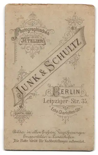 Fotografie Junk & Schultz, Berlin, Leipziger-Str. 35 Ecke Chrlotten-Str. Junger Herr im Anzug mit Oberlippenbart