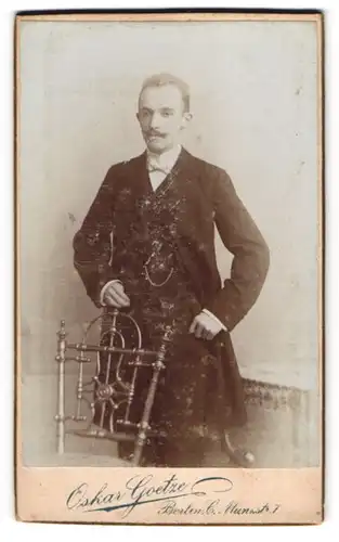 Fotografie Oskar Goetze, Berlin, Paulstr. 26, Eleganter Herr mit Schnauzbart