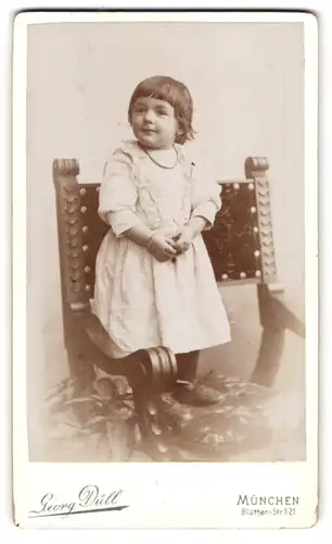 Fotografie Georg Düll, München, Blüthen-Str. 21, Kleines Mädchen im Kleid mit Halskette