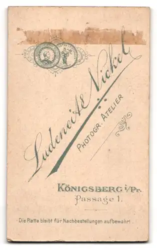 Fotografie Ludeneit & Nickel, Königsberg i. Pr., Passage 1, Junge Dame im modischen Kleid