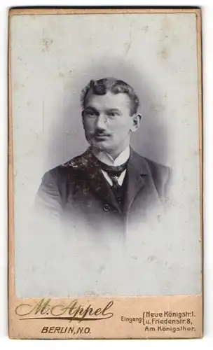 Fotografie M. Appel, Berlin, Neue Königs-Str. 1, Junger Herr im Anzug mit Krawatte