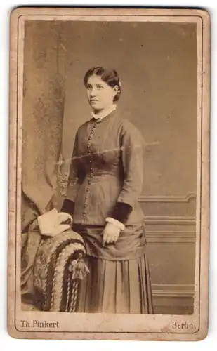 Fotografie Theodor Pinkert, Berlin, Grosse Friedrich-Str. 113, Junge Dame in hübscher Kleidung