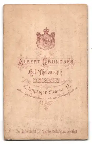 Fotografie Albert Grundner, Berlin, Leipziger-Str. 47, Halbwüchsiger Knabe im Anzug mit Fliege