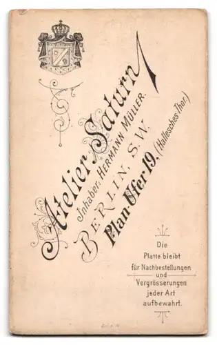 Fotografie Hermann Müller, Berlin, Plan-Ufer 19, Elegant gekleideter Herr mit Bart