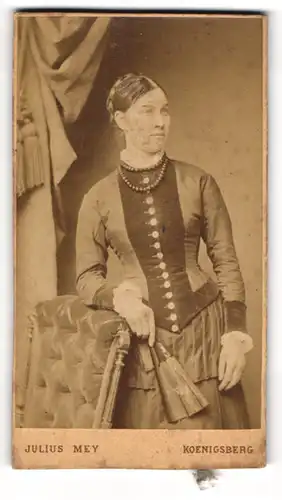Fotografie Julius Mey, Königsberg, Langgasse 35, Junge Dame in modischer Kleidung