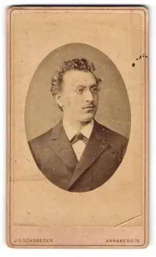Fotografie J. S. Schroeder, Annaberg i. S., Eleganter Herr mit Brille
