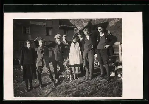Foto-AK Goldingen, Gasthaus Schindelberg mit Gesellschaft und Hund
