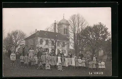 Foto-AK Le Vaud, Gebäudeansicht mit Kindern im Vordergrund