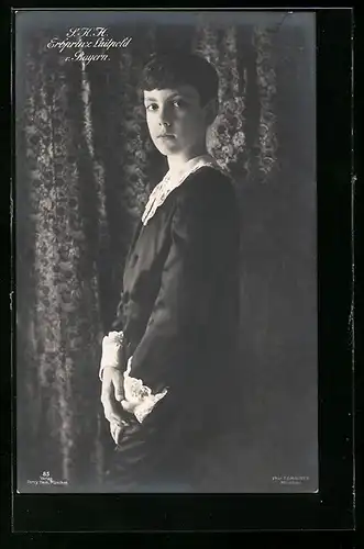 AK Erbprinz Luitpold von Bayern vor einem Vorhang stehend