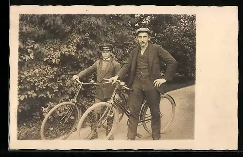 Foto-AK Zwei Herren mit Fahrrädern