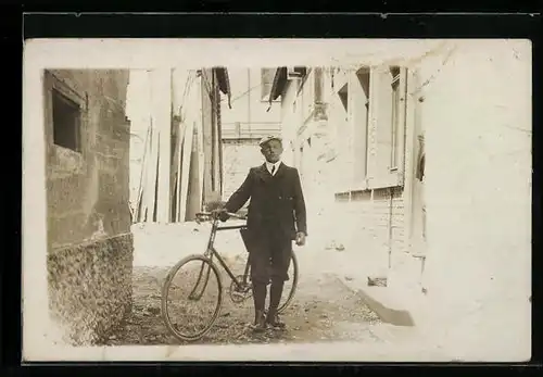 Foto-AK Junger Mann in Kniebundhose mit Fahrrad