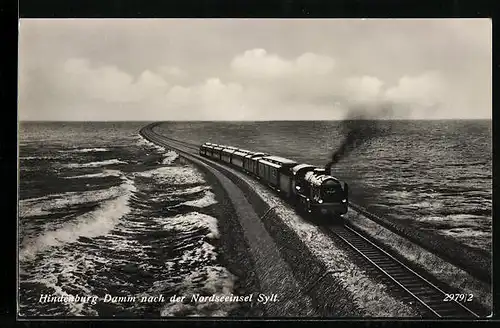 AK Sylt, Eisenbahnzug fährt auf dem Hindenburgdamm