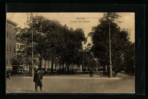 AK Berlin, Unter den Linden mit Passanten