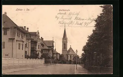 AK Löbau i. Sa., Häuser in der Goethestrasse, Blick zur Kirche