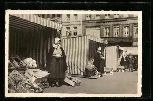 AK Aachen, am Rathaus, Marktfrauen in der alten Tracht