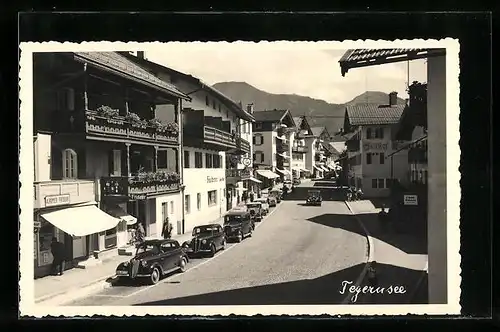 Foto-AK Tegernsee, Strassenpartie mit Gasthof und Geschäften