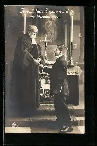 AK Pfarrer gratuliert Jungen zur Konfirmation