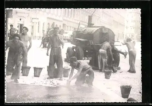 AK Wien, Strassenbauer bei der Arbtei mit Asphalt