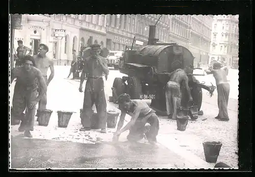 AK Wien, Strassenbauer bei der Arbeit mit Asphalt