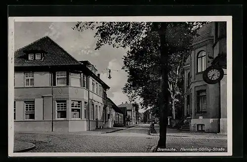 AK Bramsche, Hermann-Göring-Strasse, Strassenkreuzung mit Restaurant-Kaffee H. Nordmann und Uhr an einem Haus