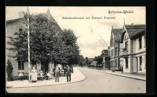 AK Schulau-Wedel, Bahnhofstrasse mit Postamt und Gasthof mit Gruppe