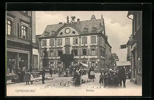 AK Offenburg, Rathaus mit Passanten