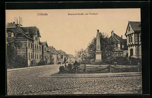 AK Cölleda, Bahnhof-Strasse mit Postamt und Denkmal