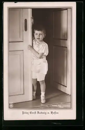 AK Prinz Ernst Ludwig von Hessen-Darmstadt, in der Stube an der Tür lehnend