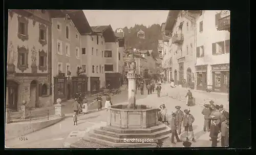 AK Berchtesgaden, am Marktplatz mit Brunnen und Passanten