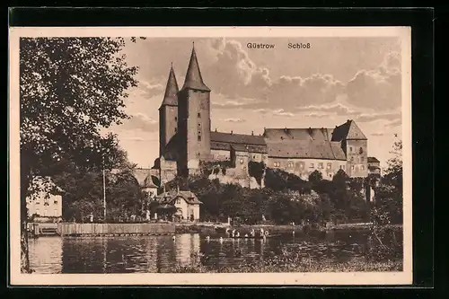 AK Güstrow, Schloss mit Kindern im Wasser