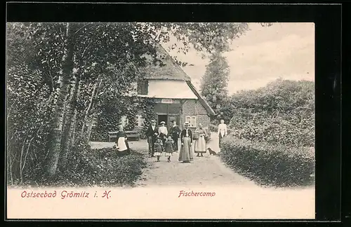 AK Grömitz i. H., Besucher vor dem Fischercamp