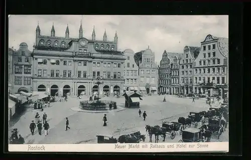 AK Rostock, Neuer Markt mit Rathaus und Hotel zur Sonne