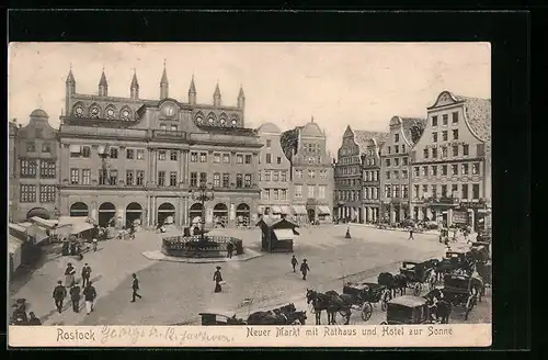 AK Rostock, Neuer Markt mit Rathaus und Hotel zur Sonne