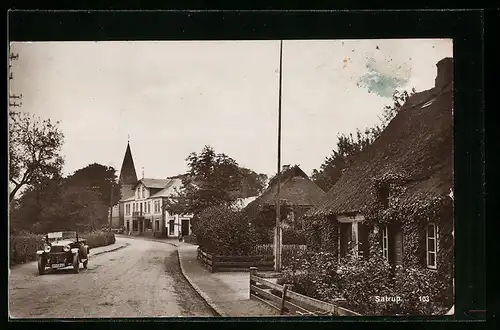 AK Satrup, Strassenpartie mit Auto und Kirche