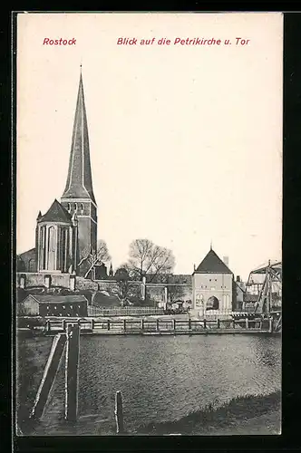 AK Rostock, Blick auf die Petrikirche und Tor